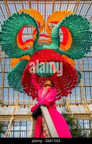 Londra, Regno Unito. 29th Set, 2022. Installazione centrale di Betsabeé Romero, Fiore di luce e canto, un lampadario gigante fatto da centinaia di fili di fiori di marigold riciclato-sintetici - il nuovo festival del Messico a Kew Gardens Temperate House, la più grande serra vittoriana del mondo. Il festival di ​The si svolge da sabato 1 a lunedì 31 ottobre 2022. Credit: Guy Bell/Alamy Live News Foto Stock