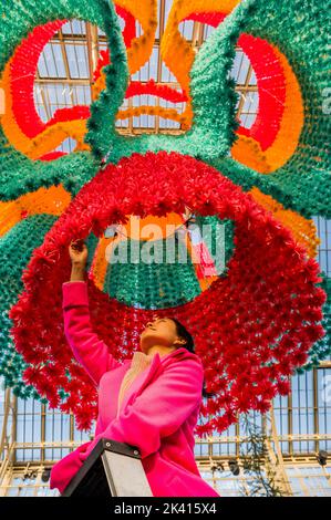 Londra, Regno Unito. 29th Set, 2022. Installazione centrale di Betsabeé Romero, Fiore di luce e canto, un lampadario gigante fatto da centinaia di fili di fiori di marigold riciclato-sintetici - il nuovo festival del Messico a Kew Gardens Temperate House, la più grande serra vittoriana del mondo. Il festival di ​The si svolge da sabato 1 a lunedì 31 ottobre 2022. Credit: Guy Bell/Alamy Live News Foto Stock