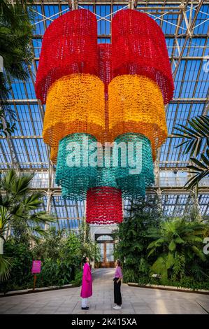 Londra, Regno Unito. 29th Set, 2022. Installazione centrale di Betsabeé Romero, Fiore di luce e canto, un lampadario gigante fatto da centinaia di fili di fiori di marigold riciclato-sintetici - il nuovo festival del Messico a Kew Gardens Temperate House, la più grande serra vittoriana del mondo. Il festival di ​The si svolge da sabato 1 a lunedì 31 ottobre 2022. Credit: Guy Bell/Alamy Live News Foto Stock