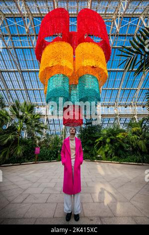 Londra, Regno Unito. 29th Set, 2022. Installazione centrale di Betsabeé Romero, Fiore di luce e canto, un lampadario gigante fatto da centinaia di fili di fiori di marigold riciclato-sintetici - il nuovo festival del Messico a Kew Gardens Temperate House, la più grande serra vittoriana del mondo. Il festival di ​The si svolge da sabato 1 a lunedì 31 ottobre 2022. Credit: Guy Bell/Alamy Live News Foto Stock