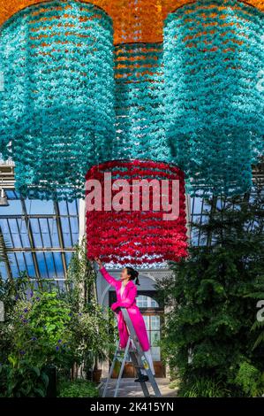 Londra, Regno Unito. 29th Set, 2022. Installazione centrale di Betsabeé Romero, Fiore di luce e canto, un lampadario gigante fatto da centinaia di fili di fiori di marigold riciclato-sintetici - il nuovo festival del Messico a Kew Gardens Temperate House, la più grande serra vittoriana del mondo. Il festival di ​The si svolge da sabato 1 a lunedì 31 ottobre 2022. Credit: Guy Bell/Alamy Live News Foto Stock