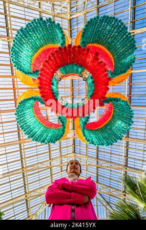 Installazione centrale di Betsabeé Romero, Fiore di luce e canto, un lampadario gigante fatto da centinaia di fili di fiori di marigold riciclato-sintetici - il nuovo festival del Messico a Kew Gardens Temperate House, la più grande serra vittoriana del mondo. Il festival di ​The si svolge da sabato 1 a lunedì 31 ottobre 2022. Credit: Guy Bell/Alamy Live News Foto Stock