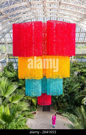 Londra, Regno Unito. 29th Set, 2022. Installazione centrale di Betsabeé Romero, Fiore di luce e canto, un lampadario gigante fatto da centinaia di fili di fiori di marigold riciclato-sintetici - il nuovo festival del Messico a Kew Gardens Temperate House, la più grande serra vittoriana del mondo. Il festival di ​The si svolge da sabato 1 a lunedì 31 ottobre 2022. Credit: Guy Bell/Alamy Live News Foto Stock