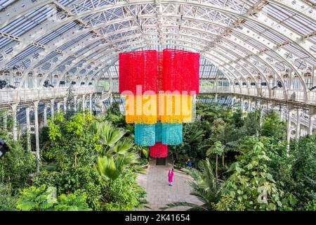 Londra, Regno Unito. 29th Set, 2022. Installazione centrale di Betsabeé Romero, Fiore di luce e canto, un lampadario gigante fatto da centinaia di fili di fiori di marigold riciclato-sintetici - il nuovo festival del Messico a Kew Gardens Temperate House, la più grande serra vittoriana del mondo. Il festival di ​The si svolge da sabato 1 a lunedì 31 ottobre 2022. Credit: Guy Bell/Alamy Live News Foto Stock