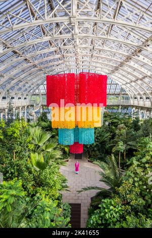 Londra, Regno Unito. 29th Set, 2022. Installazione centrale di Betsabeé Romero, Fiore di luce e canto, un lampadario gigante fatto da centinaia di fili di fiori di marigold riciclato-sintetici - il nuovo festival del Messico a Kew Gardens Temperate House, la più grande serra vittoriana del mondo. Il festival di ​The si svolge da sabato 1 a lunedì 31 ottobre 2022. Credit: Guy Bell/Alamy Live News Foto Stock