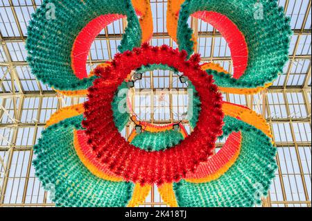 Londra, Regno Unito. 29th Set, 2022. Installazione centrale di Betsabeé Romero, Fiore di luce e canto, un lampadario gigante fatto da centinaia di fili di fiori di marigold riciclato-sintetici - il nuovo festival del Messico a Kew Gardens Temperate House, la più grande serra vittoriana del mondo. Il festival di ​The si svolge da sabato 1 a lunedì 31 ottobre 2022. Credit: Guy Bell/Alamy Live News Foto Stock