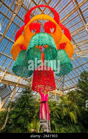 Londra, Regno Unito. 29th Set, 2022. Installazione centrale di Betsabeé Romero, Fiore di luce e canto, un lampadario gigante fatto da centinaia di fili di fiori di marigold riciclato-sintetici - il nuovo festival del Messico a Kew Gardens Temperate House, la più grande serra vittoriana del mondo. Il festival di ​The si svolge da sabato 1 a lunedì 31 ottobre 2022. Credit: Guy Bell/Alamy Live News Foto Stock