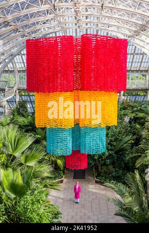 Londra, Regno Unito. 29th Set, 2022. Installazione centrale di Betsabeé Romero, Fiore di luce e canto, un lampadario gigante fatto da centinaia di fili di fiori di marigold riciclato-sintetici - il nuovo festival del Messico a Kew Gardens Temperate House, la più grande serra vittoriana del mondo. Il festival di ​The si svolge da sabato 1 a lunedì 31 ottobre 2022. Credit: Guy Bell/Alamy Live News Foto Stock