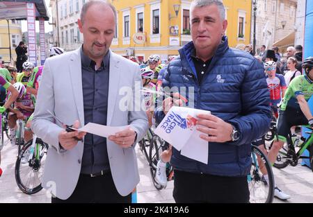 Croazia. 29th Set, 2022. Il sindaco di Sinj, Miro Bulj, ha ufficialmente aperto la terza tappa della gara ciclistica. La terza tappa della gara Cro Race da Sinj a Promosten è partita dalla piazza di Sinj, in Croazia, il 29 settembre 2022. Photo: Ivo Cagalj/PIXSELL Credit: Pixsell photo & video agency/Alamy Live News Foto Stock