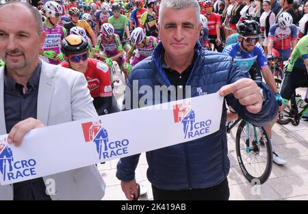 Croazia. 29th Set, 2022. Il sindaco di Sinj, Miro Bulj, ha ufficialmente aperto la terza tappa della gara ciclistica. La terza tappa della gara Cro Race da Sinj a Promosten è partita dalla piazza di Sinj, in Croazia, il 29 settembre 2022. Photo: Ivo Cagalj/PIXSELL Credit: Pixsell photo & video agency/Alamy Live News Foto Stock