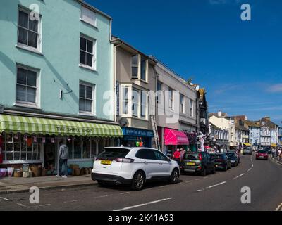Vista lungo il porto di Brixham Devon Inghilterra Regno Unito con negozi turistici e hotel il bel tempo di settembre giorno Foto Stock