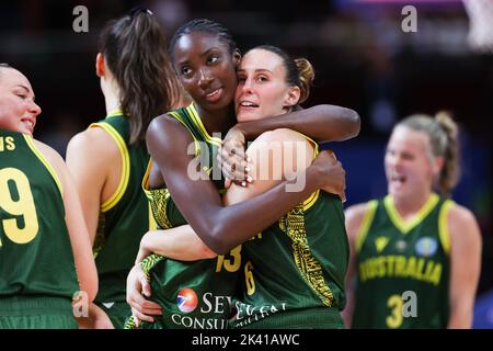 Sydney, Australia, 29 settembre 2022. Ezi Maggegor of Australia e Steph Talbot of Australia si abbracciano dopo aver vinto durante la FIBA Women's Basketball World Cup Quarter Final match tra Australia e Belgio al Sydney Super Dome il 29 settembre 2022 a Sydney, Australia. Credit: Pete Dovgan/Speed Media/Alamy Live News Foto Stock