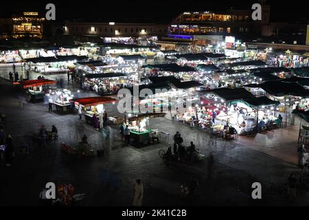 MARRAKECH, MAROCCO - 29 OTTOBRE 2021: Gente a Jemaa el-Fnaa dove piazza principale di Marrakech, usato da locali e turisti Foto Stock