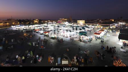 MARRAKECH, MAROCCO - 29 OTTOBRE 2021: Gente a Jemaa el-Fnaa dove piazza principale di Marrakech, usato da locali e turisti Foto Stock