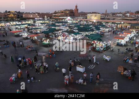 MARRAKECH, MAROCCO - 29 OTTOBRE 2021: Gente a Jemaa el-Fnaa dove piazza principale di Marrakech, usato da locali e turisti Foto Stock