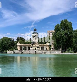 Spagna, Madrid. Parco del Retiro, Parque de El Retiro, Re Alfonso XII, Memoriale. Foto Stock