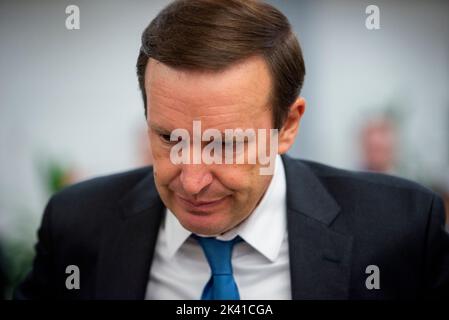 Washington, Stato di Vereinigte. 08th Set, 2022. Il senatore degli Stati Uniti Chris Murphy (democratico del Connecticut) parla con i giornalisti mentre cammina attraverso la metropolitana del Senato durante un voto al Campidoglio degli Stati Uniti a Washington, DC, giovedì 8 settembre 2022. Credit: Rod Lammey/CNP/dpa/Alamy Live News Foto Stock