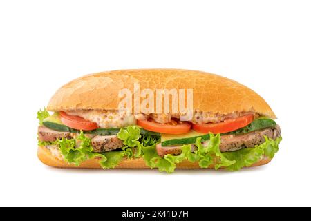 Panino con carne, pomodoro, cetriolo, lattuga isolato su fondo bianco. Con tracciato di ritaglio per il menu disegno Foto Stock