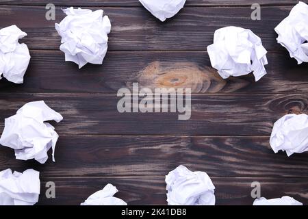 Carta sbriciolata su fondo di legno marrone, cornice Foto Stock