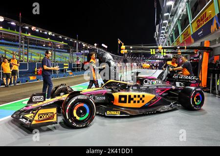 Singapore, Singapore. 29th Set, 2022. (Da L a R): Haider Rafique, Chief Marketing Officer, OKX, con Daniel Ricciardo (AUS) McLaren; Lando Norris (GBR) McLaren; e Zak Brown (USA) McLaren Executive Director - McLaren MCL36 livrea rivela. 29.09.2022. Campionato del mondo Formula 1, Rd 17, Gran Premio di Singapore, circuito di Marina Bay Street, Singapore, Giornata di preparazione. Il credito fotografico dovrebbe essere: XPB/immagini dell'Associazione Stampa. Credit: XPB Images Ltd/Alamy Live News Foto Stock