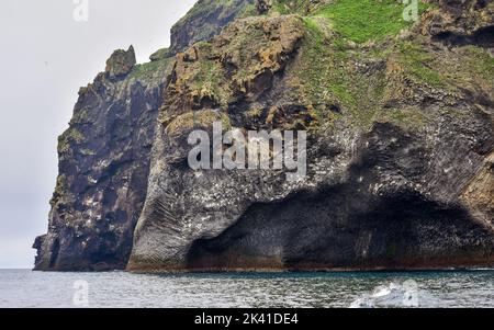 Elephant Rock (Halldórsskora in islandese), è una formazione rocciosa bizzarra a forma di testa di elefante sulla costa di Heimaey, Islanda. Foto Stock