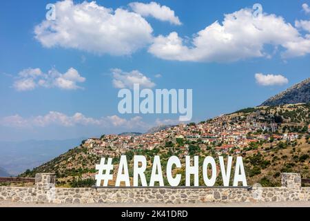 Arachova villaggio al Monte Parnassos Grecia. Nome della città, testo bianco, destinazione del viaggio Foto Stock