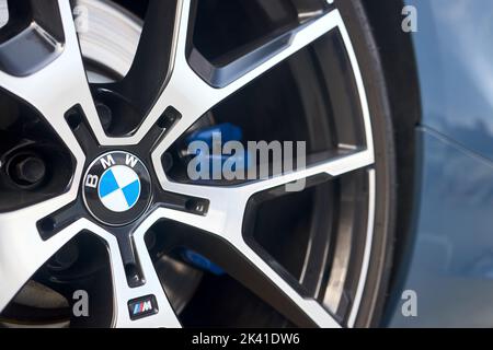 Berlino - Agosto 2022: BMW Serie 8 xDrive M-pack cerchio in lega per auto closeup con pneumatici a basso profilo vista laterale con logo m-pack e bmw. Foto Stock