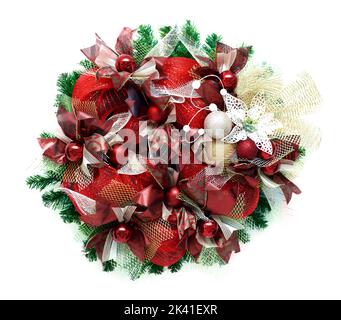 La corona di natale fatta a mano isolata su bianco Foto Stock
