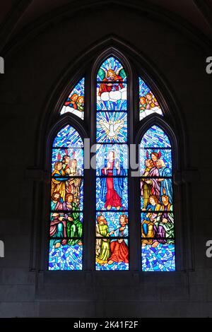 Spagna, Madrid. Cattedrale dell'Almudena. Moderna finestra di vetro colorato. Foto Stock