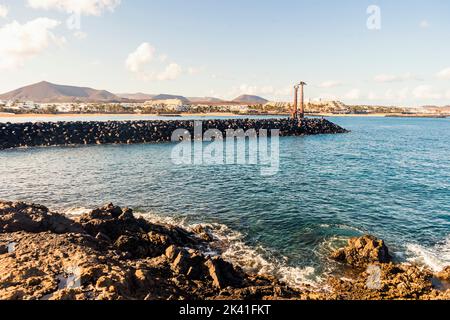 Erjos-en Jostailuak monumento nella città di villeggiatura chiamata Costa Teguise, Lanzarote, Isole Canarie, Spagna Foto Stock