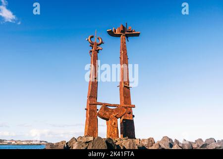 Erjos-en Jostailuak monumento nella città di villeggiatura chiamata Costa Teguise, Lanzarote, Isole Canarie, Spagna Foto Stock