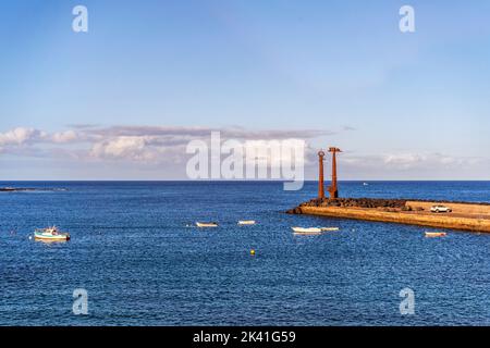 Erjos-en Jostailuak monumento nella città di villeggiatura chiamata Costa Teguise, Lanzarote, Isole Canarie, Spagna Foto Stock