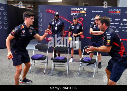 Singapore, Singapore. 29th Set, 2022. (Da L a R): Jo Canales, Red Bull Racing Personal Trainer con Jamie Redknapp (GBR) ex giocatore di calcio professionista. Gran Premio di Singapore, giovedì 29th settembre 2022. Circuito di Marina Bay Street, Singapore. Credit: James Moy/Alamy Live News Foto Stock