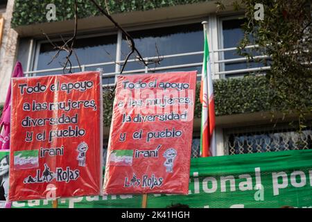 Buenos Aires, Argentina. 27th Set, 2022. Un atto di protesta è stato tenuto davanti all'ambasciata iraniana per ripudiare l'assassinio della bambina di 22 anni, Masha Amini, da parte della polizia morale per non aver indossato correttamente il velo islamico a Buenos Aires, Argentina, il 27 settembre 2022. Hanno partecipato gruppi di donne e dissidenti, partiti e gruppi della sinistra, studenti e diritti umani. (Foto di Esteban Osorio/Pacific Press/Sipa USA) Credit: Sipa USA/Alamy Live News Foto Stock