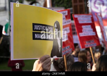 Buenos Aires, Argentina. 27th Set, 2022. Un atto di protesta è stato tenuto davanti all'ambasciata iraniana per ripudiare l'assassinio della bambina di 22 anni, Masha Amini, da parte della polizia morale per non aver indossato correttamente il velo islamico a Buenos Aires, Argentina, il 27 settembre 2022. Hanno partecipato gruppi di donne e dissidenti, partiti e gruppi della sinistra, studenti e diritti umani. (Foto di Esteban Osorio/Pacific Press/Sipa USA) Credit: Sipa USA/Alamy Live News Foto Stock