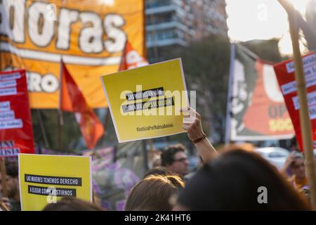 Buenos Aires, Argentina. 27th Set, 2022. Un atto di protesta è stato tenuto davanti all'ambasciata iraniana per ripudiare l'assassinio della bambina di 22 anni, Masha Amini, da parte della polizia morale per non aver indossato correttamente il velo islamico a Buenos Aires, Argentina, il 27 settembre 2022. Hanno partecipato gruppi di donne e dissidenti, partiti e gruppi della sinistra, studenti e diritti umani. (Foto di Esteban Osorio/Pacific Press/Sipa USA) Credit: Sipa USA/Alamy Live News Foto Stock