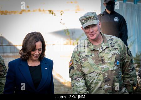 Seul, Corea del Sud. 29th Set, 2022. Il Vice Presidente Kamala Harris parla con il Comandante delle forze USA del Gen. Paul LaCamera alla base aerea di Osan a Pyeongtaek, Corea del Sud, giovedì 29 settembre 2022. Foto di Thomas Maresca/UPI Credit: UPI/Alamy Live News Foto Stock