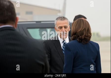 Seul, Corea del Sud. 29th Set, 2022. Il Vice Presidente Kamala Harris parla con l'Ambasciatore degli Stati Uniti in Corea del Sud Philip Goldberg alla base aerea di Osan a Pyeongtaek, Corea del Sud giovedì 29 settembre 2022. Foto di Thomas Maresca/UPI Credit: UPI/Alamy Live News Foto Stock