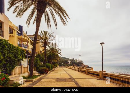 Vista della passeggiata nella piccola località turistica di Sitges, nei sobborghi di Barcellona. Catalogna, Spagna Foto Stock