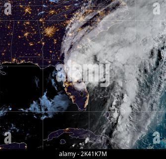 NASA Eosdis, orbita terrestre. 29th Set, 2022. NASA EOSDIS, ORBITA TERRESTRE. 29 Settembre 2022. I resti dell'uragano Ian, ora una tempesta tropicale si sposta in mare aperto sulla costa orientale della Florida, mentre il sole sorge lungo lo stato danneggiato dalla tempesta visto dal satellite NOAA Geos, 29 settembre 2022 in Earth Orbit. Credit: GEOS/NOAA/Alamy Live News Foto Stock