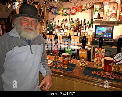 Hook Norton drayman, Roger Hughes al bar nel Pear Tree Inn, Scotland End, Hook Norton, Banbury, Cotswolds, Oxen, Inghilterra, Regno Unito, OX15 5NU Foto Stock