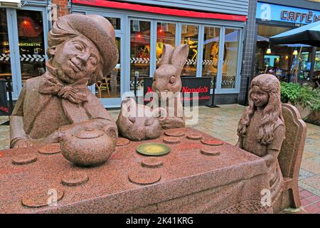 MAD Hatters Tea party statue, Alice nel paese delle meraviglie, scena, Golden Square Warrington, Cheshire, Inghilterra, Regno Unito, WA1 1QB, di Edwin Russell Foto Stock