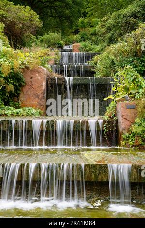 Bad Teinach nella Foresta Nera settentrionale: Piccola cascata artificiale nel parco termale, distretto di Calw, Baden-Württtemberg, Germania Foto Stock