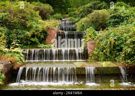 Bad Teinach nella Foresta Nera settentrionale: Piccola cascata artificiale nel parco termale, distretto di Calw, Baden-Württtemberg, Germania Foto Stock