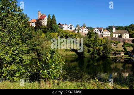 Berneck (parte di Altensteig) nella Foresta Nera settentrionale: Vista della città con il castello e la chiesa sopra il lago Köllbach, distretto di Calw, Baden-Württemberg Foto Stock