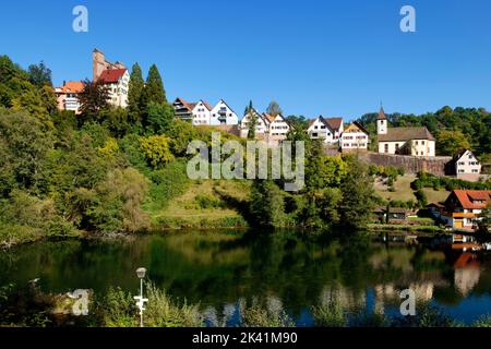 Berneck (parte di Altensteig) nella Foresta Nera settentrionale: Vista della città con il castello e la chiesa sopra il lago Köllbach, distretto di Calw, Baden-Württemberg Foto Stock