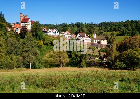 Berneck (parte di Altensteig) nella Foresta Nera settentrionale: Vista della città con il castello e la chiesa sopra il lago Köllbach, distretto di Calw, Baden-Württemberg Foto Stock