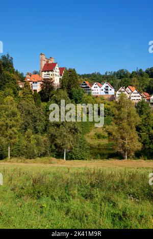 Berneck (parte di Altensteig) nella Foresta Nera settentrionale: Vista della città con il castello sopra il lago Köllbach, distretto di Calw, Baden-Württemberg, Germania Foto Stock