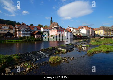 Gernsbach nella Foresta Nera settentrionale: Vista della città con il fiume Murg, distretto di Rastatt, Baden-Württemberg, Germania Foto Stock