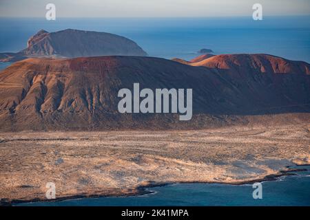 Incredibile paesaggio vulcanico dall'alto. Lanzarote, Isole Canarie, Spagna Foto Stock